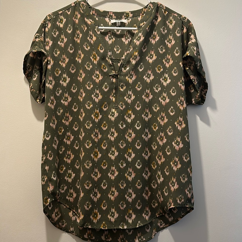 Green V-neck short sleeve top